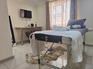 een slaapkamer met een bed met een deken erop bij Classy Guest House in Johannesburg +68 foto's