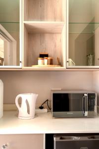 BothavilleにあるLouvre Manor Houseのキッチン(電子レンジ、カウンター付)