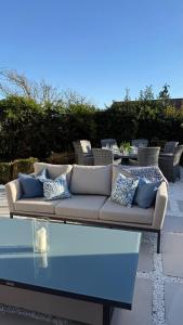 eine Couch auf einem Glastisch in der Unterkunft Bramble Cottage in Criccieth + 20 Fotos