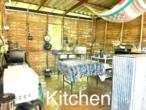 Η κουζίνα ή μικρή κουζίνα στο Sun Moon Pai Bungalow