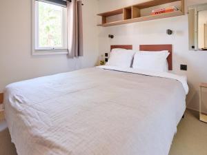 un grande letto bianco in una stanza con una finestra di Blendin Retreat Agde a Le Grau-dʼAgde