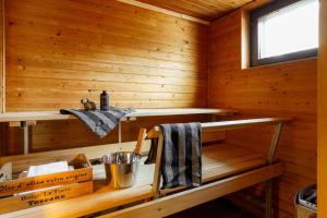 d'un sauna avec des murs en bois et une fenêtre. dans l'établissement Reindeerly Cottage Hosted by Hygge Host, à Rovaniemi