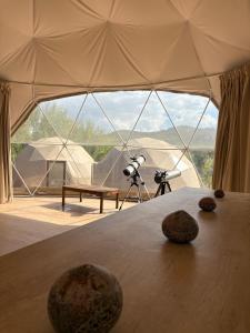 Blick auf ein Zelt mit einem Tisch und einer Kamera in der Unterkunft Centro Astro Turismo San Benito in Cazalla de la Sierra