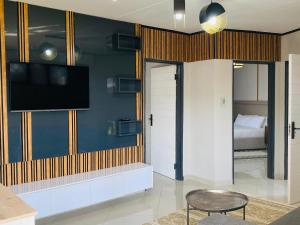 Μια τηλεόραση ή/και κέντρο ψυχαγωγίας στο Alldays Country Lodge