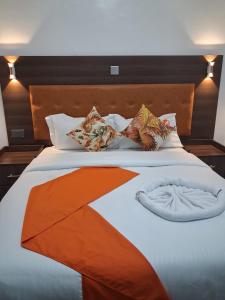 un grand lit avec un motif orange dessus dans l'établissement Moonshine walkers furnished apartments, à Naivasha