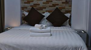 een bed met 2 handdoeken en 2 kussens bij Palm Spring 301 in Patong Beach +15 foto's