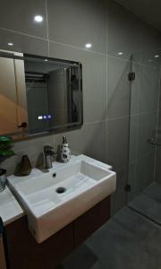 een badkamer met een witte wastafel en een douche bij Palm Spring 301 in Patong Beach