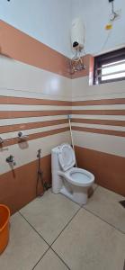 ein Bad mit WC in einem Zimmer in der Unterkunft 2 bhk apartment near Aster medcity Kochi in Ernakulam