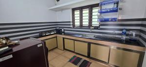 eine Küche mit Spüle und Arbeitsplatte in der Unterkunft 2 bhk apartment near Aster medcity Kochi in Ernakulam + 3 Fotos