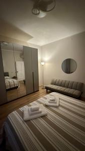 ein Schlafzimmer mit einem Bett mit zwei Handtüchern darauf in der Unterkunft Modern Home near Hospital and City Center in Parma