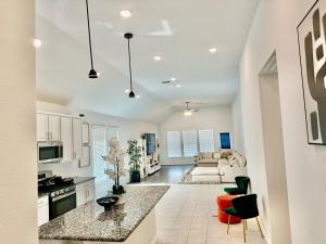 Una cocina y una sala de estar con un sofá y una mesa. en Luxury Peace villa, en Katy