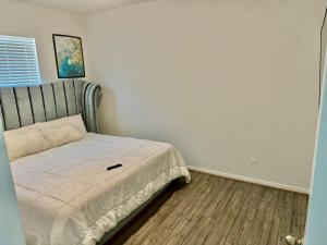 Un pequeño dormitorio con una cama en la esquina en Luxury Peace villa, en Katy