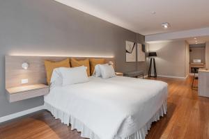 ブエノスアイレスにあるFeir's Park Hotel & Rooftopの部屋にある大きな白いベッドのある寝室