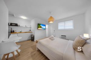 Katil atau katil-katil dalam bilik di Chic Miami Studio - Gym, BBQ, Free Parking +18 gambar