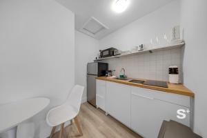 Dapur atau dapur kecil di Chic Miami Studio - Gym, BBQ, Free Parking