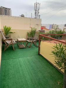 a balcony with chairs and a table on a building at Appartement aux Mamelles in Dakar