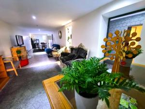 a living room with a couch and a table at Spacieux de 150 m idéal familles et groupes in Elbeuf