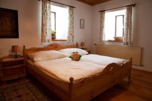 a bedroom with a bed with a bouquet of flowers on it at Appartements Grafhube in Verditz