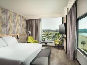 アリカにあるNovotel Aricaのベッドと窓のあるホテルの部屋 +96枚の写真