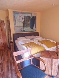 Ένα ή περισσότερα κρεβάτια σε δωμάτιο στο Romantikzimmer in Striesen