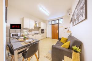 Kuchyň nebo kuchyňský kout v ubytování Loft moderno con terrazzo e self check-in 24h a 5 Min dalla Metro C