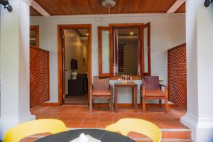 Un comedor con mesa y sillas en Villa Namkhan River, en Luang Prabang