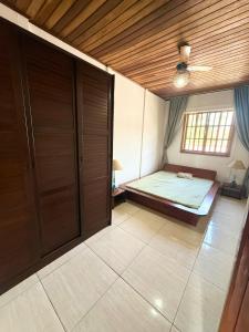 a bedroom with a bed and a wooden ceiling at Meu Refúgio Praia Seca in Araruama +17 photos