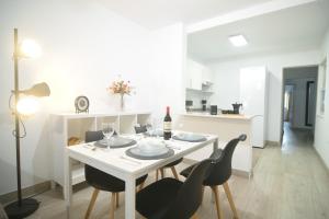 a white dining room with a white table and chairs at Casa Calma III in Tacoronte