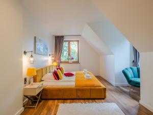 Un dormitorio con una cama y una silla azul. en Villa Jarosta Premium, en Zakopane 71 fotos más