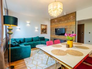 una sala de estar con un sofá y una mesa en Villa Jarosta Premium, en Zakopane