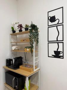 Příslušenství pro přípravu čaje a kávy v ubytování CIAO PARTENOPE - luxury rooms + 24 fotografií