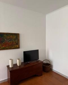 a living room with a tv on a wooden table at La petite Crema in Crema +11 photos