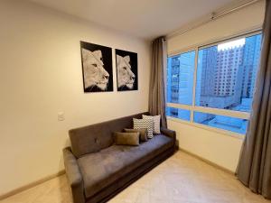 Una sala de estar con un sofá y una ventana. en LK Centro 10, en Belo Horizonte 24 fotos más