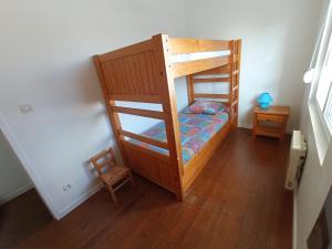 einen Blick über ein Etagenbett in einem Zimmer in der Unterkunft Gîte Le Coquillage, 50m de la mer in Saint-Germain-sur-Ay