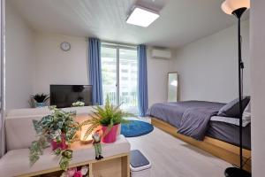 ソウルにある내집같은 편안함のベッドルーム1室(ベッド1台、植物のあるデスク付)