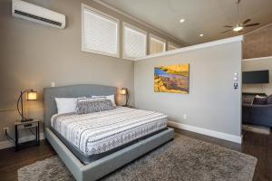 Un dormitorio con una cama y un cuadro en la pared. en 550 N Main Studio, en Moab