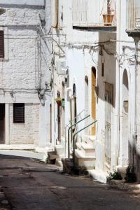 una calle vacía en un viejo edificio blanco en Il Pumo Dorato, en Ostuni