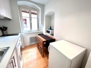 Η κουζίνα ή μικρή κουζίνα στο Appartement vue sur le Marché de Noel