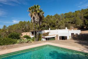 una villa con piscina frente a una casa en New! Villa Can Gibert, en Sant Mateu d’Albarca