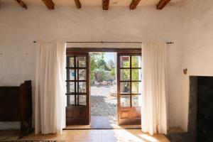 una puerta abierta en una casa con cortinas en New! Villa Can Gibert, en Sant Mateu d’Albarca 30 fotos más