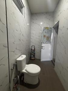 PrampuanにあるLombok Modern Nature Houseの白いバスルーム(トイレ、ドア付)