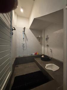 PrampuanにあるLombok Modern Nature Houseのシャワーとトイレ付きのバスルーム