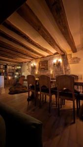 Χώρος καθιστικού στο Game Room - Secret du 13e Jour by cles-dailleurs