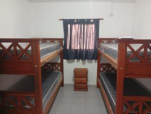two bunk beds in a room with a window at Departamento Magaquian in Chamical