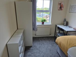 Postel nebo postele na pokoji v ubytování private room with a showerroom to your own