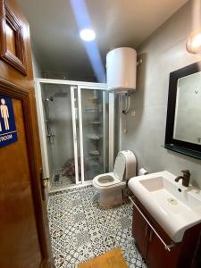 a bathroom with a shower and a toilet and a sink at Appartement à louer à Mansouria in Mansouria
