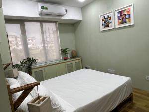 Postel nebo postele na pokoji v ubytování Cozy Rooftop Retreat with Netflix & Gym, Near Metro & Mall