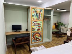 TV a/nebo společenská místnost v ubytování Cozy Rooftop Retreat with Netflix & Gym, Near Metro & Mall + 14 fotografií