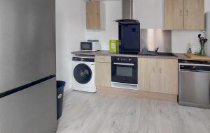 una cucina con fornelli e microonde di Stunning Apartment In Grand-Fort-Philippe a Grand-Fort-Philippe