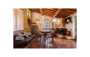 FonterutoliにあるLuxurious Home In Castellina In Chiantiのソファとテーブルのあるリビングルーム